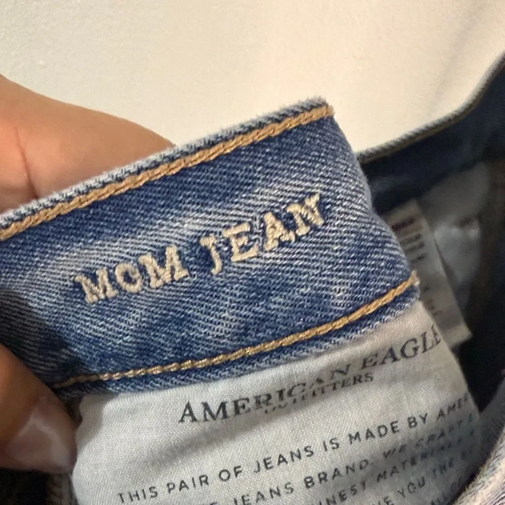 American Eagle Outfitters Women's mom jeans-Light Blue- Ripped - Size 2 - Picture 7 of 9